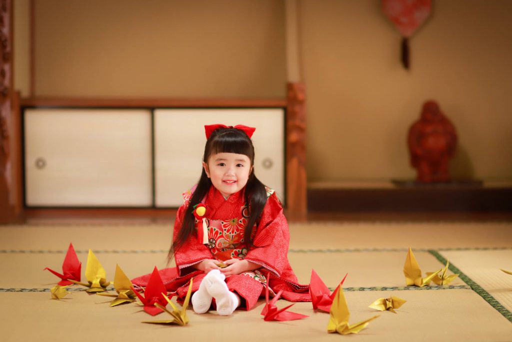 折り鶴と赤い着物の少女